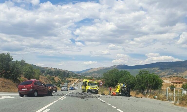 Una fallecida y dos heridas en un choque frontal entre una ambulancia y un turismo