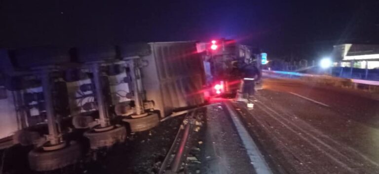 Un herido al volcar su camión en Rueda