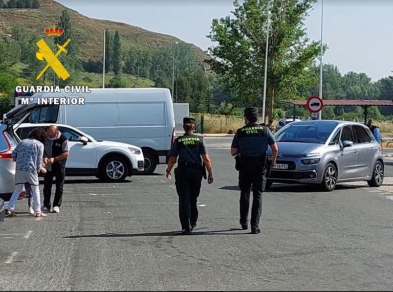 La Guardia Civil investiga a una persona por daños en una marquesina de parada de autobús en Simancas
