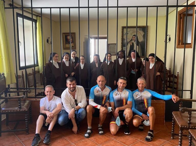 La ruta ciclista «Huellas de Santa Teresa» hizo parada en Medina del Campo