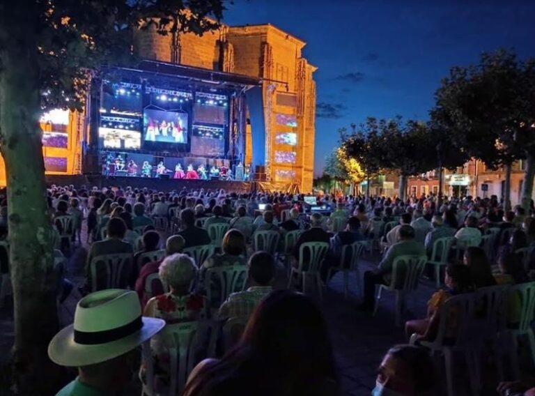 Nava del Rey: con el pregón de la doctora Henar Bergaz comienzan unas fiestas distintas y seguras