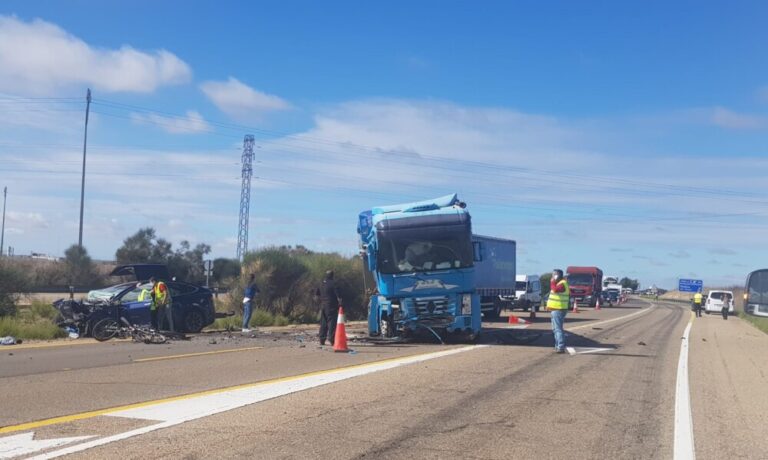 Una colisión entre un turismo y un camión en Medina del Campo deja dos personas heridas
