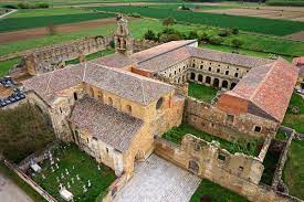 El empedrado del patio del Monasterio de Santa María de Sandoval, en León, será recuperado