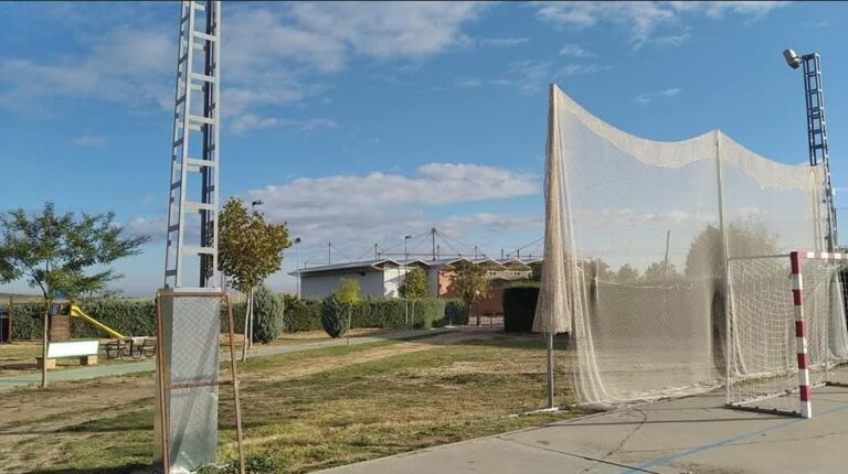 El vandalismo acecha el parque infantil de Nava del Rey