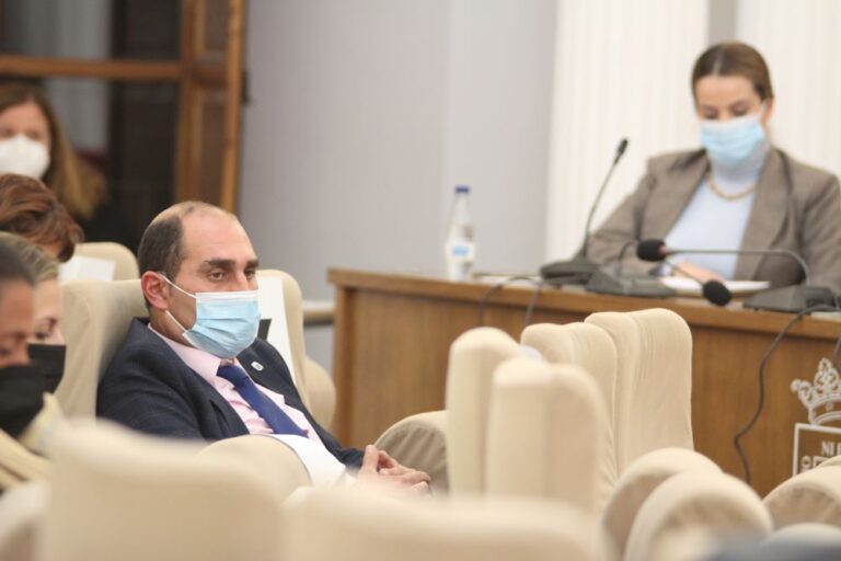No habrá dimisiones por la gestión de la piscina climatizada de Medina del Campo