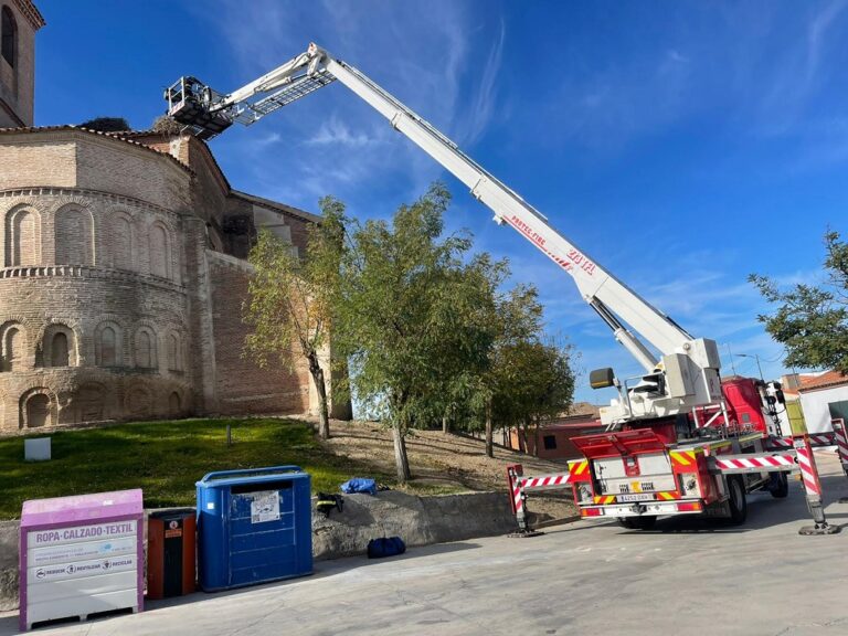 Los bomberos retiran ocho nidos de cigüeña de la cubierta de la iglesia de Bobadilla del Campo