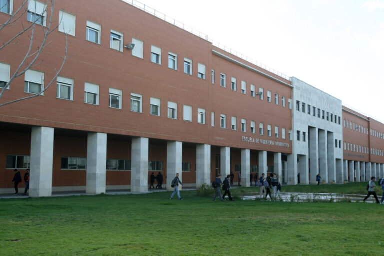 Mañueco resalta el rol de las universidades como espacios de reflexión y análisis crítico, alejados de intereses partidistas