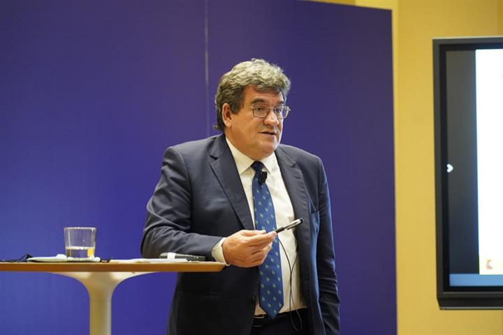 Escrivá anuncia la utilización de cuarteles para reforzar el sistema de acogida de personas migrantes