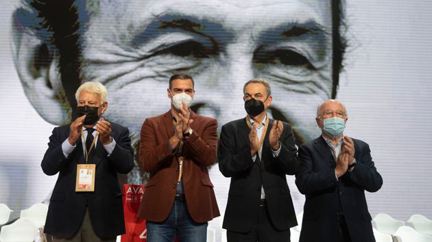 La imagen de todos los secretarios generales del PSOE ha puesto el broche final al acto de apertura del 40 Congreso.