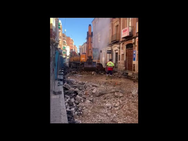 La rotura de una tubería deja sin agua unas horas, a los vecinos de la Calle Simón Ruiz