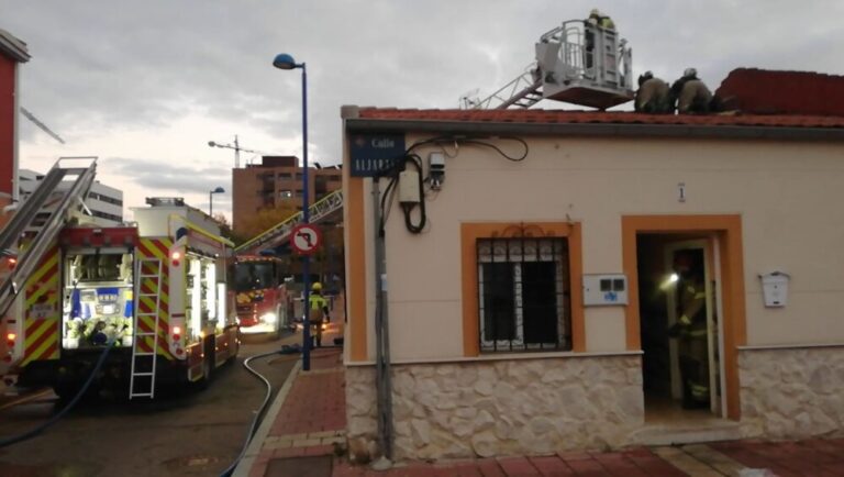 Dos personas atendidas por intoxicación tras el incendio de una vivienda en Valladolid