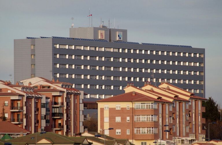 Un brote por Covid-19 en el Hospital de Ávila obliga a restringir las visitas