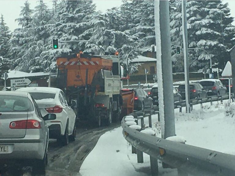 Despliegue de emergencia: la UME de Zaragoza actúa para rescatar a 600 conductores atrapados por la nieve en Soria