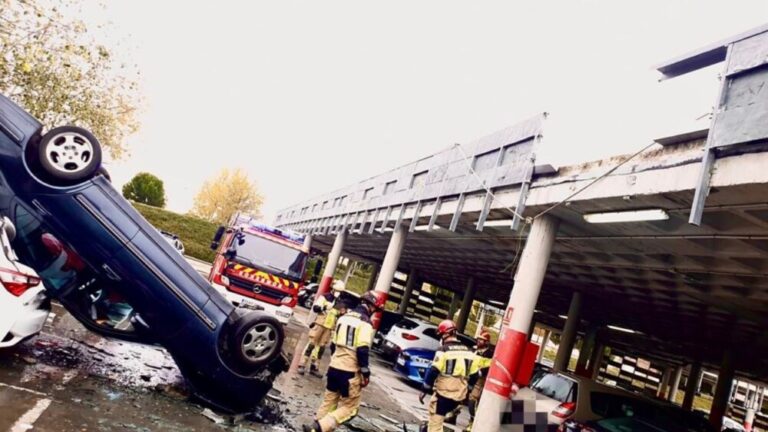 Herida tras precipitarse su vehículo desde la planta superior del parking del hospital en Valladolid