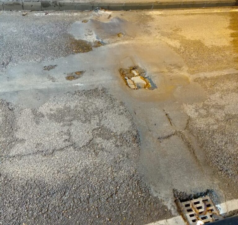 Baches en el interior del túnel de camino al Castillo de la Mota