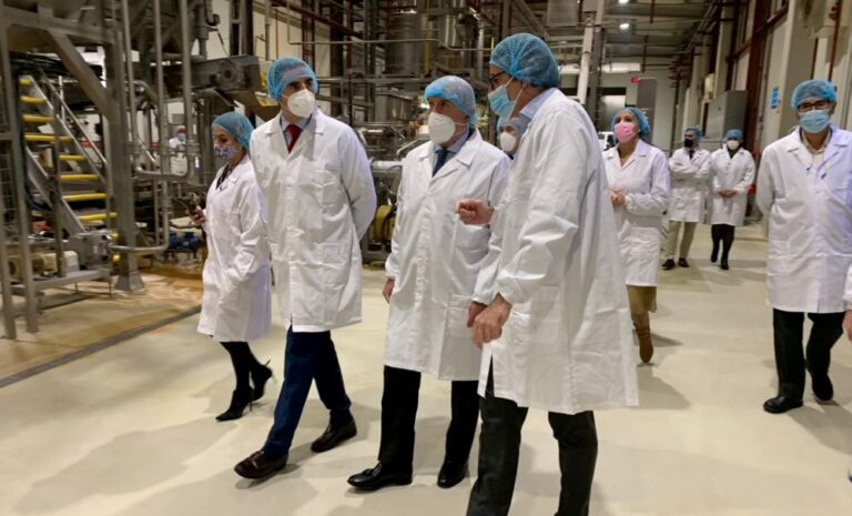 El consejero de Agricultura visita ‘Europe Snacks’ Medina y anuncia ayudas a la industria agroalimentaria de al menos 70 millones de euros