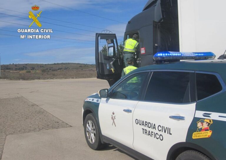 La Guardia Civil investiga a UN camionero que quintuplica la tasa de alcohol permitida.