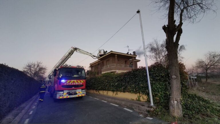 Medina: Los bomberos sofocan un incendio en una vivienda de Las Salinas originado en la chimenea