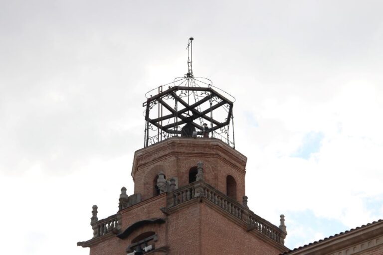 La lluvias provocan la caída de uno de los maragatos de la Colegiata de San Antolín