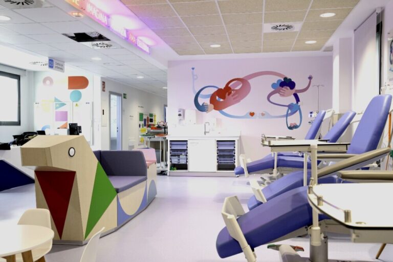 La Consejería de Sanidad firma un convenio con Pyfano para la humanización de la atención sanitaria a niños oncológicos