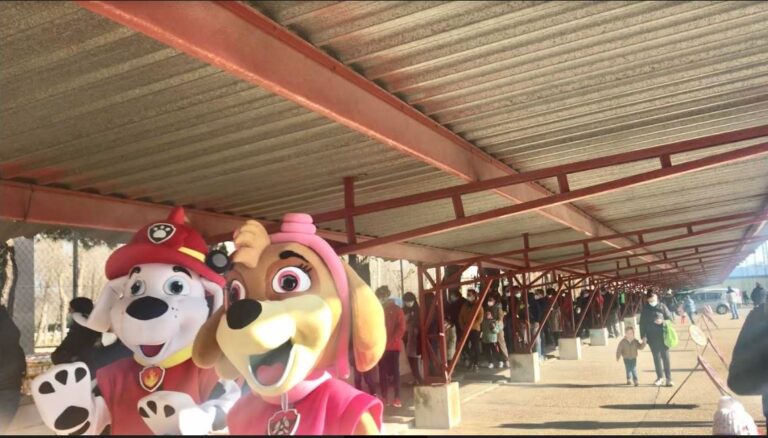 Medina del Campo: Con la presencia de personajes infantiles se ha iniciado este sábado la vacunación de los más pequeños