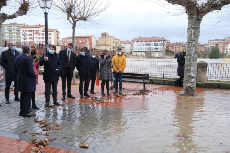El presidente de la Junta, Alfonso Fernández Mañueco, comprueba in situ la situación del desbordamiento del río a su paso por Miranda de Ebro