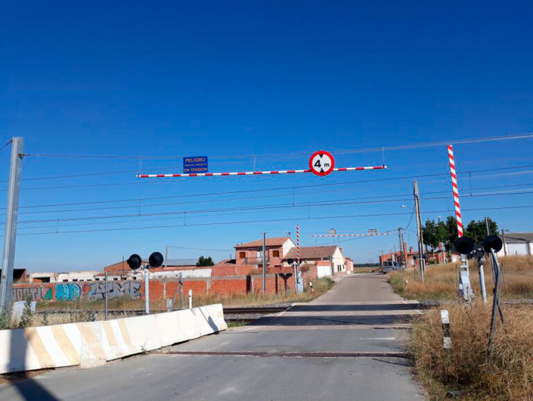 Adif licita la supresión del paso a nivel de Carpio por 3.321.171,51 euros