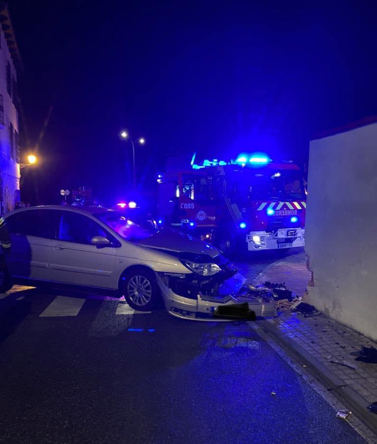 Un herido al colisionar un turismo contra el muro de una vivienda en Peñafiel