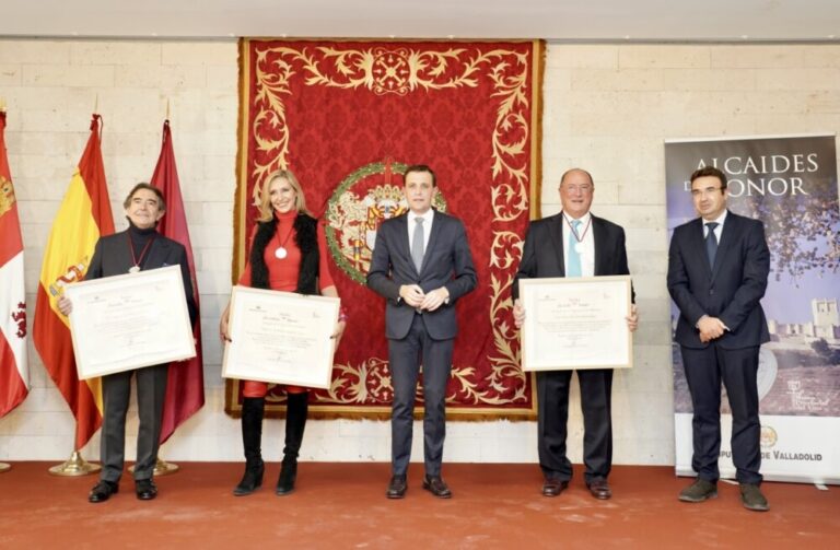 Carlos Moro, Marta Robles y Enrique Cornejo reciben las distinciones como nuevos Alcaides y Alcaidesa de Honor del Museo Provincial del Vino.