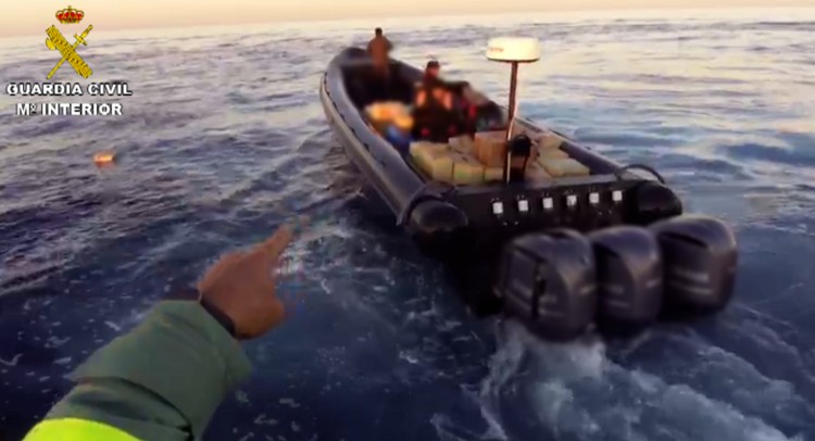 La Guardia Civil interviene 2,5 toneladas de hachís en una persecución en alta mar