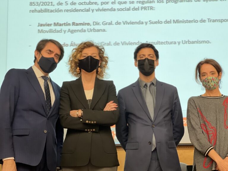 La Junta informa a los alcaldes sobre las ayudas para la rehabilitación de edificios residenciales y urbanización de espacios públicos procedentes de los Fondos Europeos