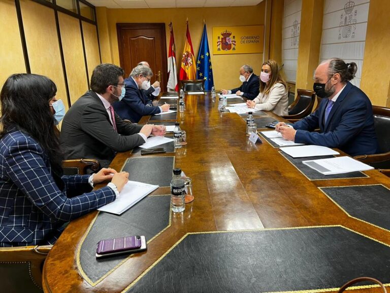 La delegada del Gobierno tiende la mano a los empresarios de Castilla y León para aprovechar al máximo las oportunidades que ofrecen los PGE 2022 y los fondos europeos