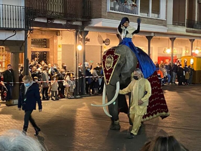 La plaza de Medina se llena para recibir a los Pajes Reales