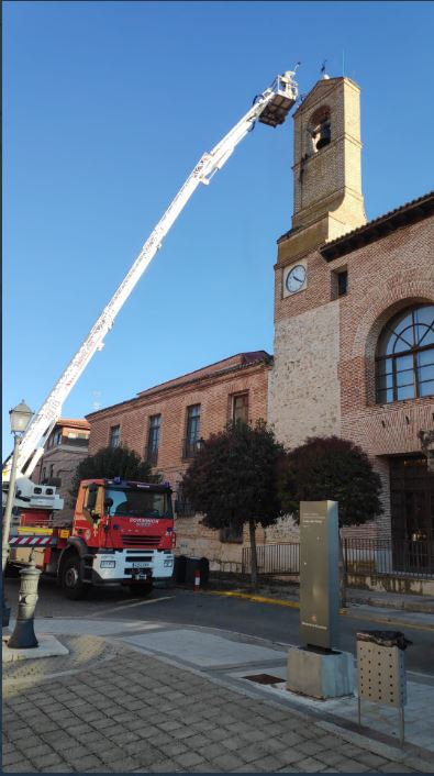 Los bomberos retiran un nido de cigüeña de la Casa del reloj de Olmedo