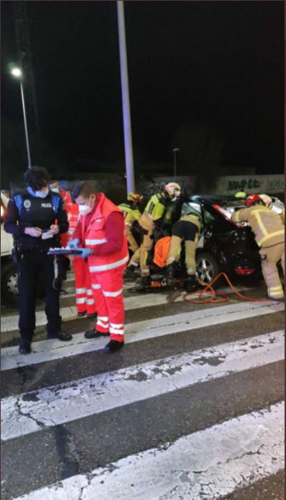 Tres personas heridas en una colisión entre una furgoneta y un turismo en Valladolid