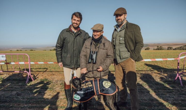 Santiago Abascal visita Nava del Rey durante el Campeonato Nacional de Galgos en Campo