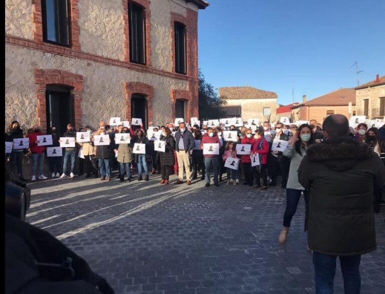 Numerosas personas se concentran para apoyar a la familia de la joven desaparecida en Traspinedo