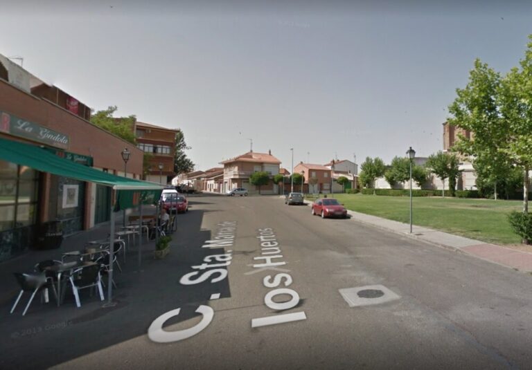 Un turismo choca contra la terraza de un bar de Medina del Campo
