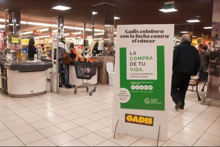 Los clientes de Gadis donan más de 20.000 euros a la AECC