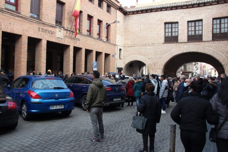 Altercados en la entrada a los juzgados de los detenidos por la muerte del joven de Medina del Campo
