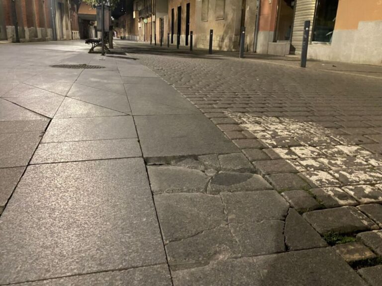 Baldosas que no paran de partirse en Medina del Campo