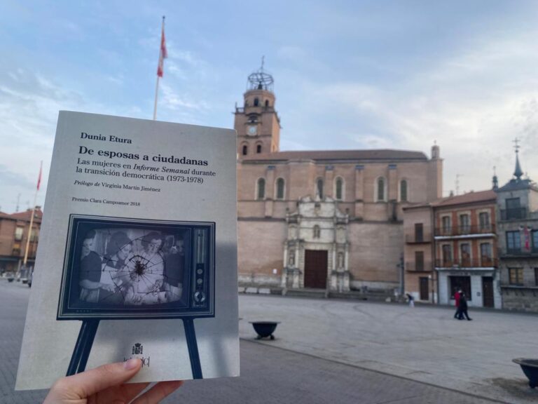 Medina conmemora el 8M con la lectura de un manifiesto y una conferencia impartida por Dunia Etura
