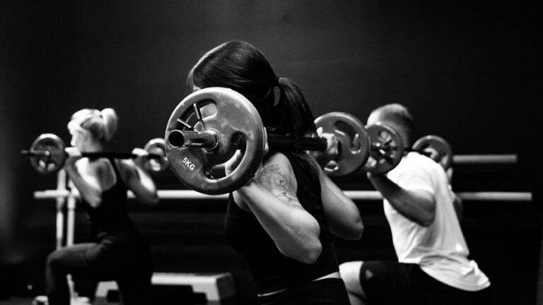 Mujeres y deporte: 7 beneficios de entrenar la fuerza física