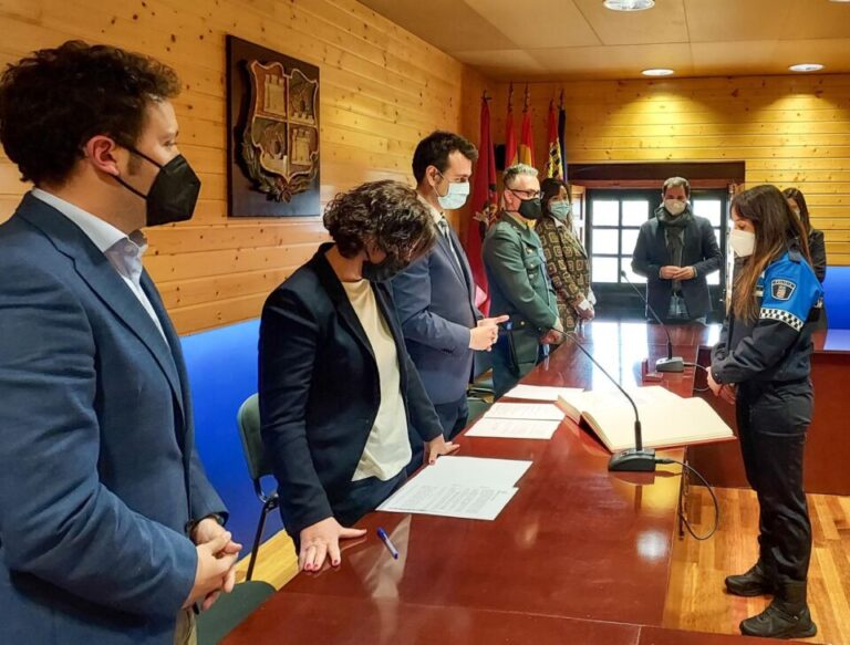 El alcalde riosecano preside la toma de posesión de dos nuevas agentes de la Policía Local