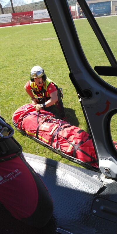 El Grupo de Rescate auxilia a una ciclista herida en Valle de Santullán (Palencia)
