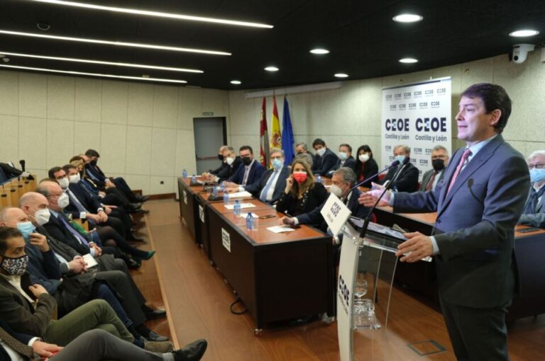Mañueco confía en que el Gobierno de España baje impuestos y advierte de que la recuperación debe ser la principal prioridad de todas las administraciones