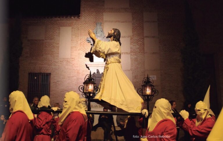 El silencio protagoniza las procesiones de este Viernes Santo en Medina del Campo