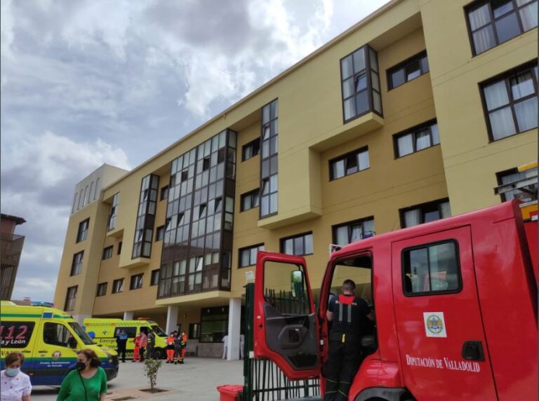 Incendio en Tudela de Duero: Hombre de 64 años atendido por inhalación de humo en operativo nocturno