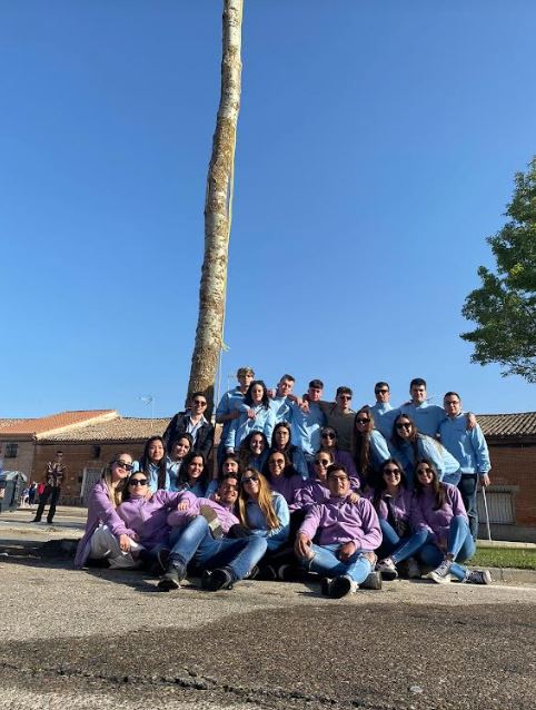 Los quintos cumplen con la tradición y colocan el «Mayo»