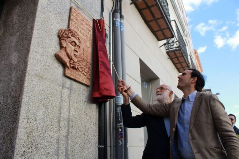 García Lorca sella su vínculo a Medina del Campo con una placa conmemorativa en la calle Padilla